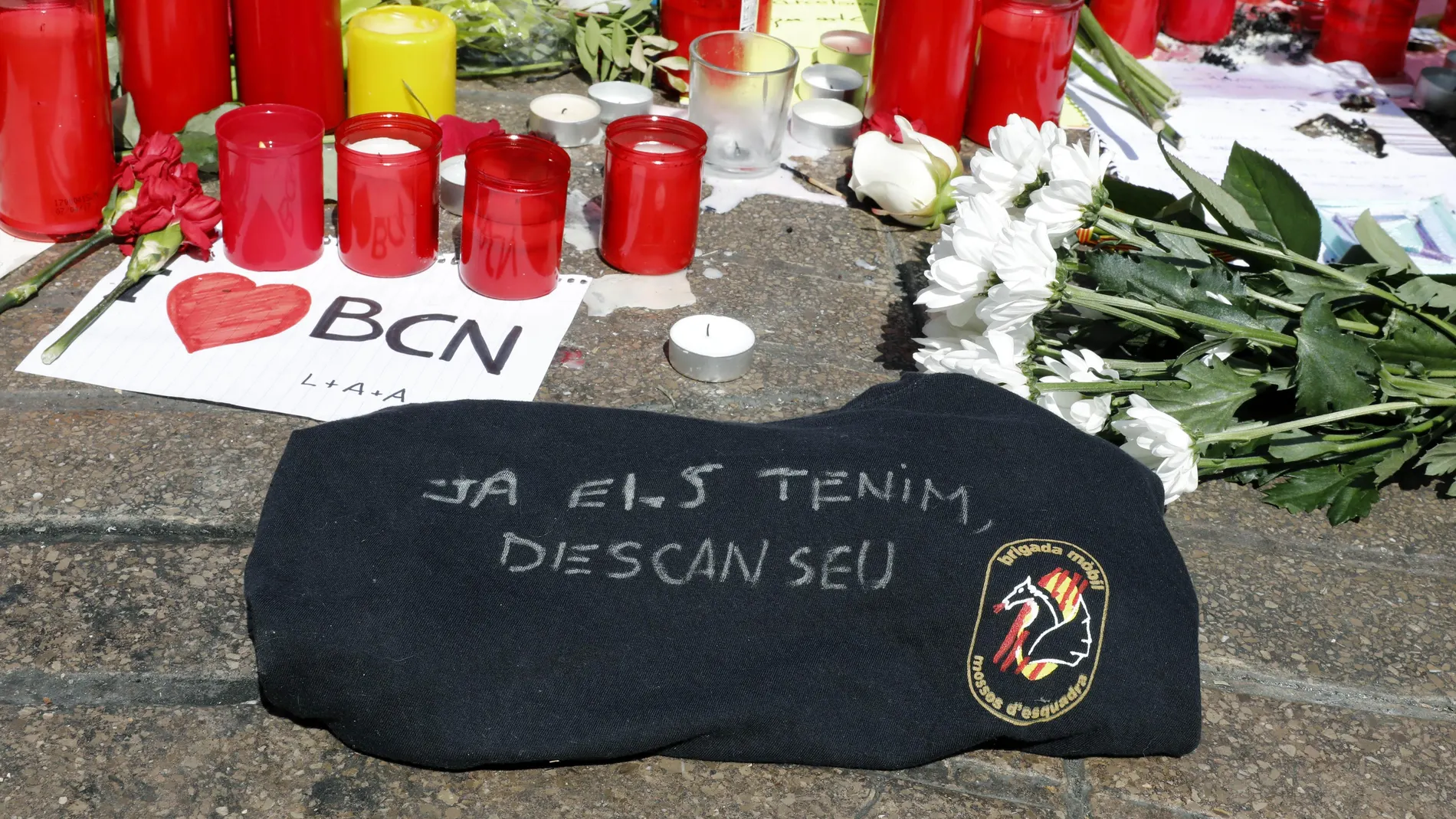 Detalle de una camiseta de la Brigada Móvil de los Mossos d'Esquadra con la frase "Ya los tenemos. Descansad" Detalle de una camiseta de la Brigada Móvil de los Mossos d'Esquadra con la frase "Ya los tenemos. Descansad"