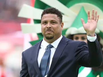 Ronaldo Nazario saludando Ronaldo Nazario saludando