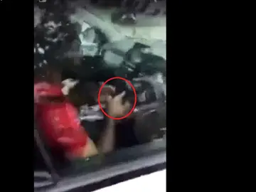 Salah, con el móvil en pleno atasco Salah, con el móvil en pleno atasco