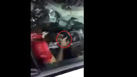 Salah, con el móvil en pleno atasco Salah, con el móvil en pleno atasco