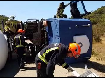 Vuelca un camión cisterna en la carretera Nacional de Zaragoza