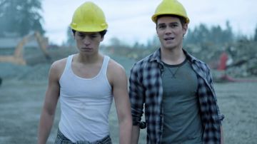Cole Sprouse y KJ Apa en 'Riverdale'