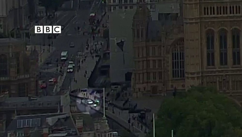 Dos heridos en Londres tras empotrarse un vehículo contra las barreras del Parlamento británico 