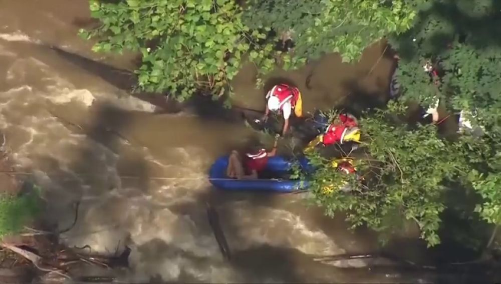 Los servicios de emergencia rescatan a un hombre por la subida de un río en Pensilvania