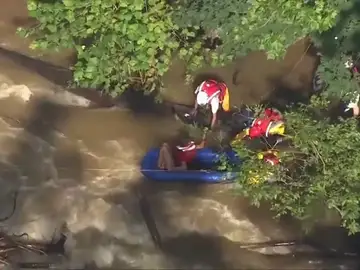 Los servicios de emergencia rescatan a un hombre por la subida de un río en Pensilvania Los servicios de emergencia rescatan a un hombre por la subida de un río en Pensilvania