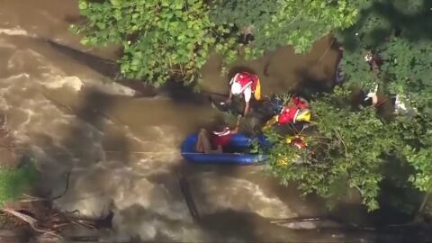 Los servicios de emergencia rescatan a un hombre por la subida de un r&iacute;o en Pensilvania