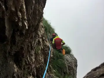 El equipo encargado del rescate de la mujer y el niño El equipo encargado del rescate de la mujer y el niño