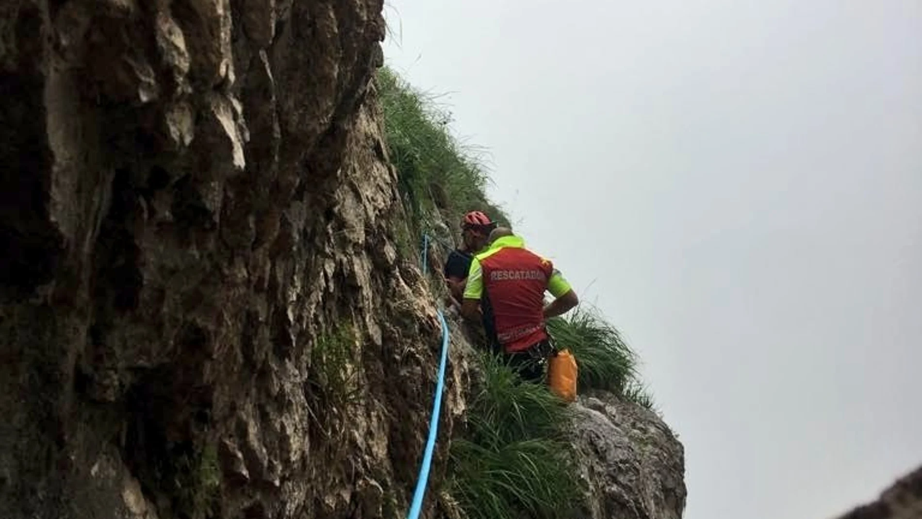 El equipo encargado del rescate de la mujer y el niño El equipo encargado del rescate de la mujer y el niño