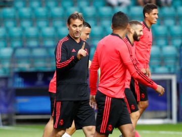 Lopetegui bromea con Casemiro durante el entrenamiento del Real Madrid