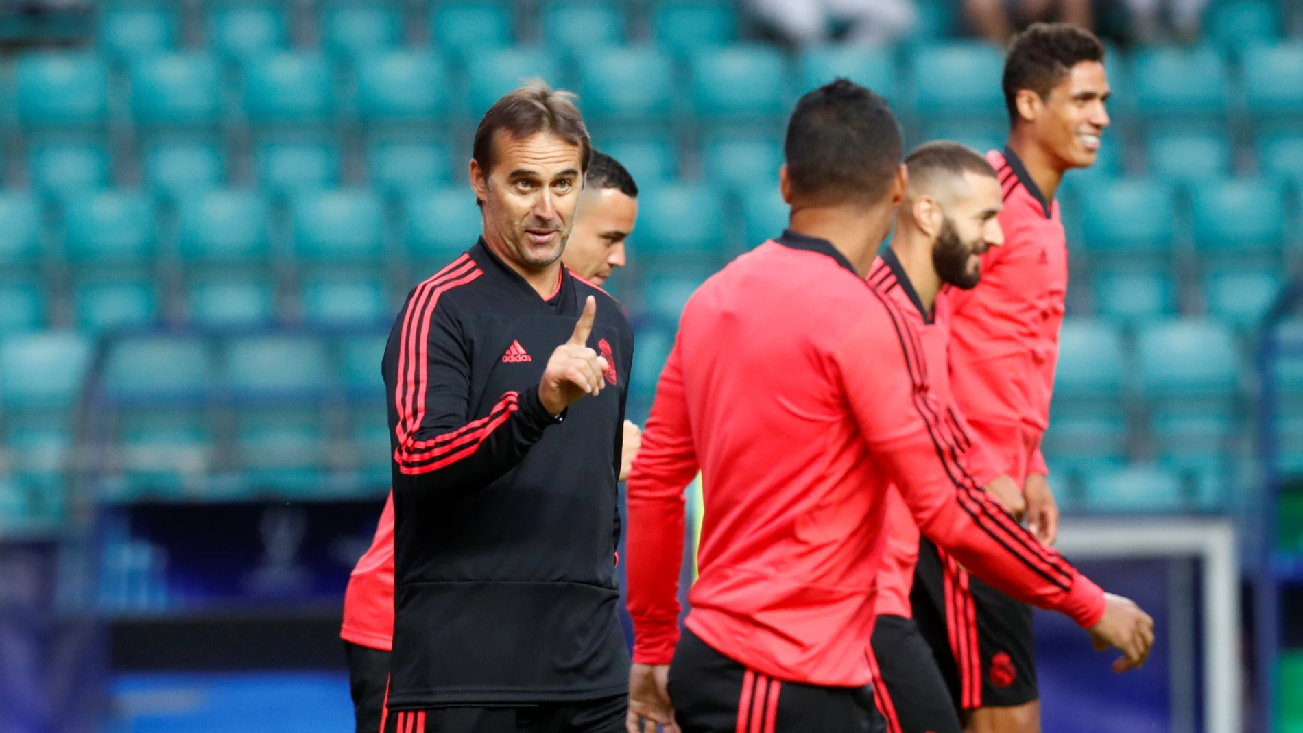 Lopetegui bromea con Casemiro durante el entrenamiento del Real Madrid Lopetegui bromea con Casemiro durante el entrenamiento del Real Madrid