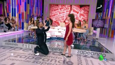 Momentazo del día: Frank Blanco le planta un beso en directo a una chica del público en 'Zapeando'