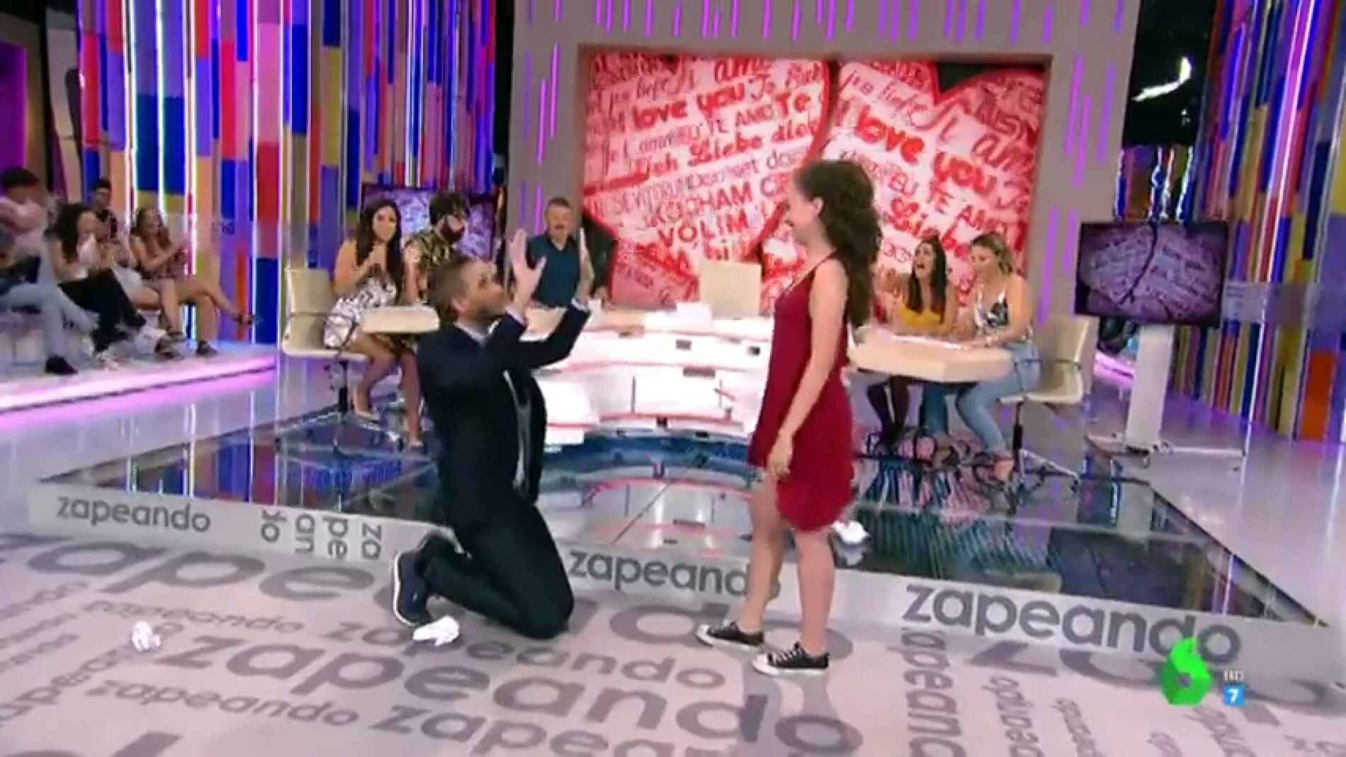 Momentazo del día: Frank Blanco le planta un beso en directo a una chica del público en 'Zapeando'