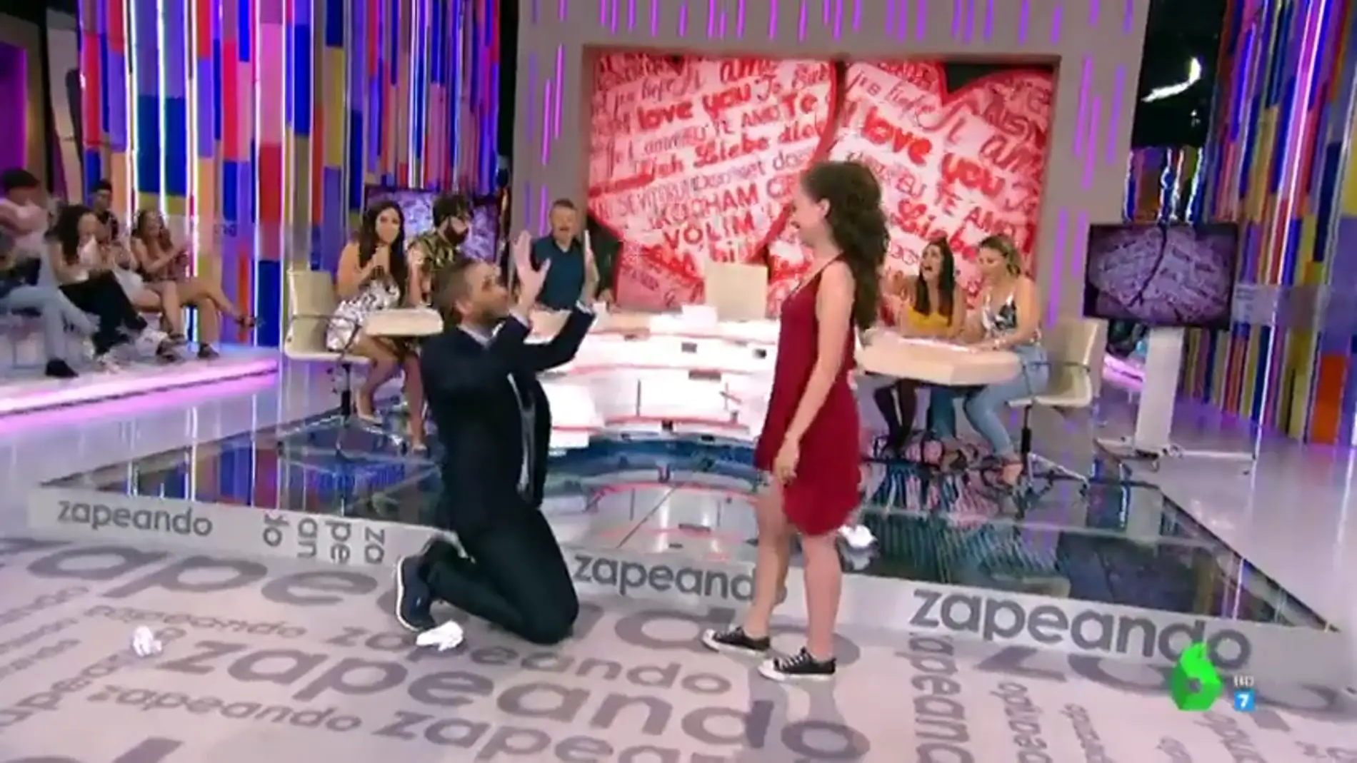 Momentazo del día: Frank Blanco le planta un beso en directo a una chica del público en 'Zapeando'