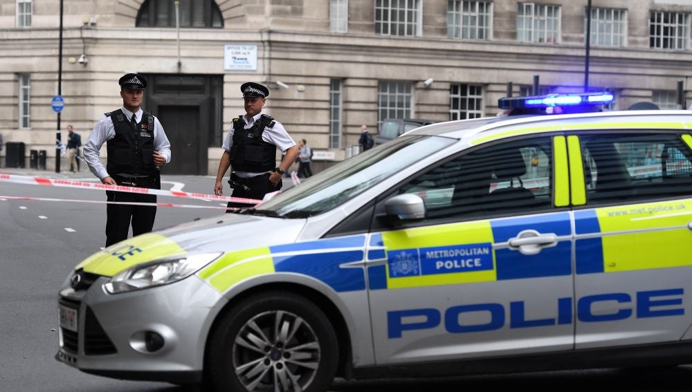 Miembros de la Policía colocan un perímetro de seguridad en el Parlamento británico