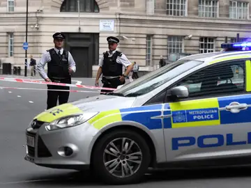 Miembros de la Policía colocan un perímetro de seguridad en el Parlamento británico Miembros de la Policía colocan un perímetro de seguridad en el Parlamento británico