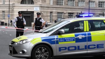 Miembros de la Policía colocan un perímetro de seguridad en el Parlamento británico 