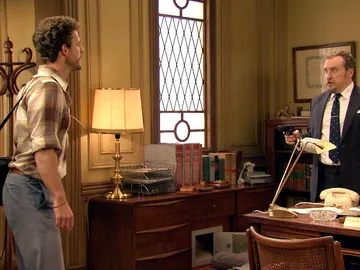 Javier sorprende a su padre gestionando el secuestro de la redacción Javier sorprende a su padre gestionando el secuestro de la redacción