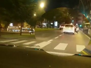 Un taxista de Gijón lleva a su cliente a la comisaría colgado de la ventanilla por negarse a pagar la carrera