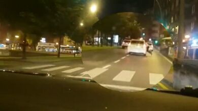 Un taxista de Gijón lleva a su cliente a la comisaría colgado de la ventanilla por negarse a pagar la carrera