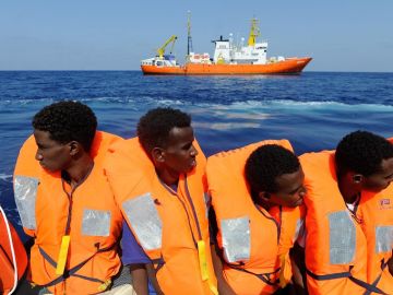 Migrantes rescatados antes de ser trasladados al Aquarius