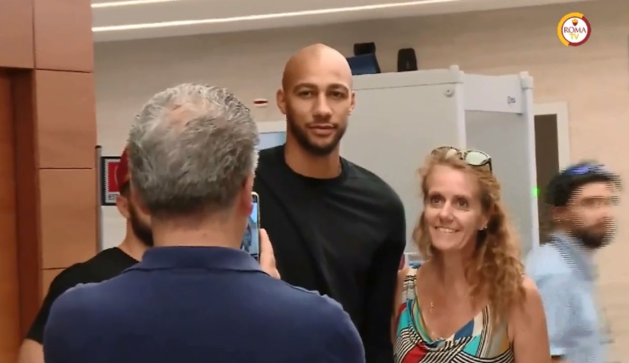 N'Zonzi, en el aeropuerto de Roma N'Zonzi, en el aeropuerto de Roma