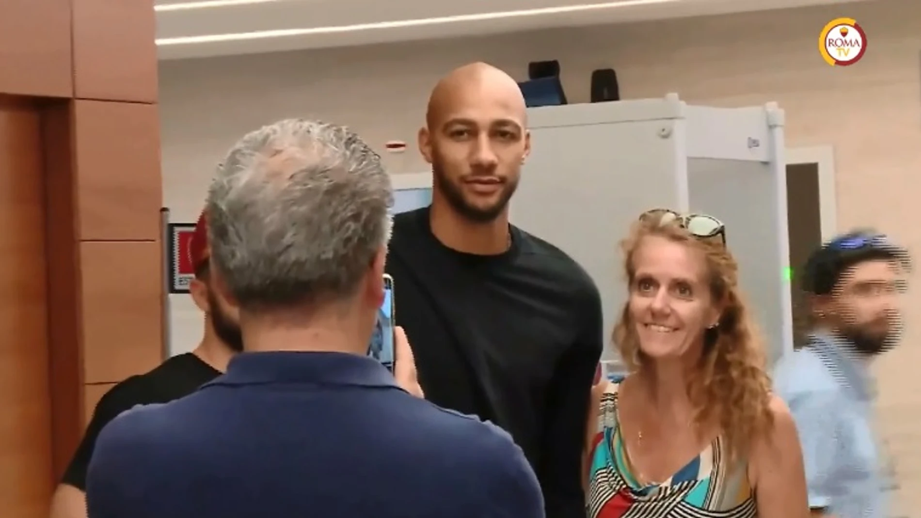 N'Zonzi, en el aeropuerto de Roma N'Zonzi, en el aeropuerto de Roma