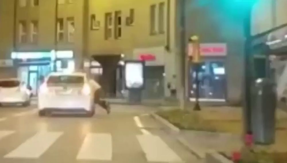 Un taxista de Gijón lleva a su cliente a la comisaría colgado de la ventanilla por negarse a pagar la carrera