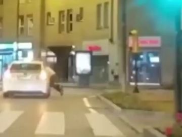 Un taxista de Gijón lleva a su cliente a la comisaría colgado de la ventanilla por negarse a pagar la carrera