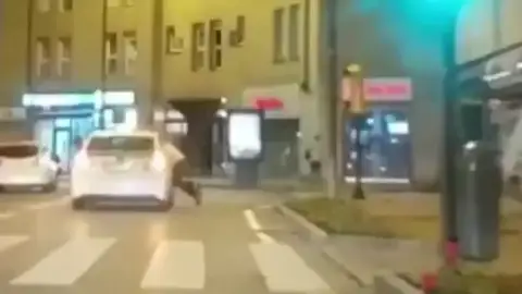 Un taxista de Gijón lleva a su cliente a la comisaría colgado de la ventanilla por negarse a pagar la carrera Un taxista de Gijón lleva a su cliente a la comisaría colgado de la ventanilla por negarse a pagar la carrera
