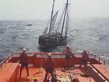 Salvamento remolca hasta Santa Cruz de Tenerife a un velero tras sufrir problemas de vía de agua Salvamento remolca hasta Santa Cruz de Tenerife a un velero tras sufrir problemas de vía de agua