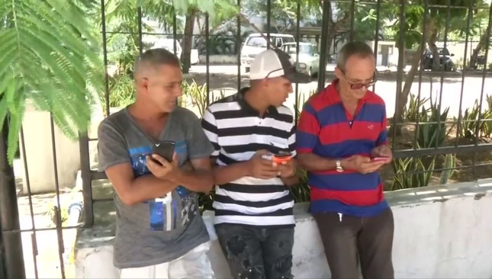 Cuba ofrece durante unas horas acceso gratuito a Internet en todo el país para probar la nueva conexión 3G