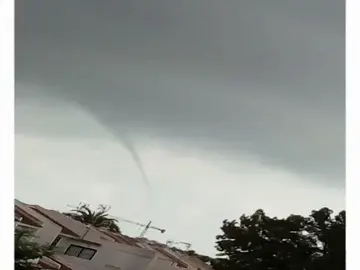 Avistan una manga marina en Torrevieja Avistan una manga marina en Torrevieja