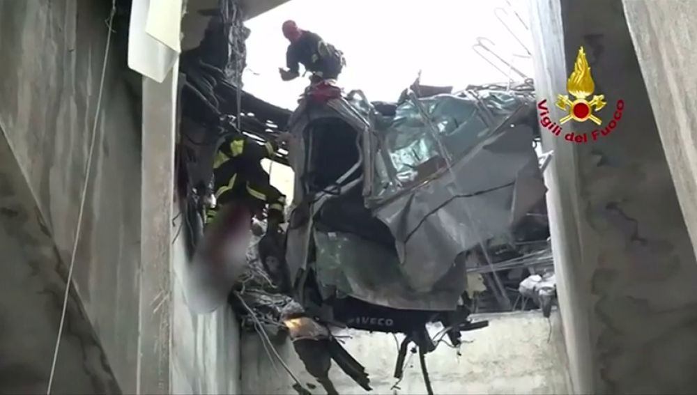 Dramático rescate de una persona atrapada en su coche tras el desplome del viaducto en Génova