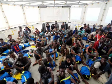 Varios inmigrantes rescatados abordo del barco de rescate Aquarius en el Mediterráneo Varios inmigrantes rescatados abordo del barco de rescate Aquarius en el Mediterráneo