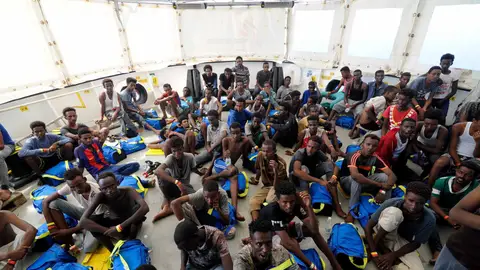Varios inmigrantes rescatados abordo del barco de rescate Aquarius en el Mediterráneo Varios inmigrantes rescatados abordo del barco de rescate Aquarius en el Mediterráneo