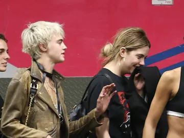 Cara Delevingne y Ashley Benson  Cara Delevingne y Ashley Benson