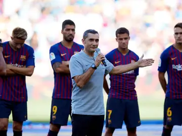 Ernesto Valverde habla ante la afición en el Camp Nou Ernesto Valverde habla ante la afición en el Camp Nou