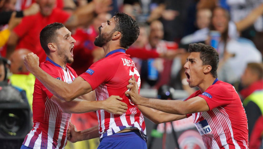 Diego Costa celebra su gol con sus compañeros del Atlético de Madrid