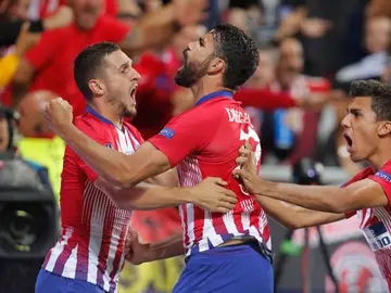 Diego Costa celebra su gol con sus compañeros del Atlético de Madrid Diego Costa celebra su gol con sus compañeros del Atlético de Madrid