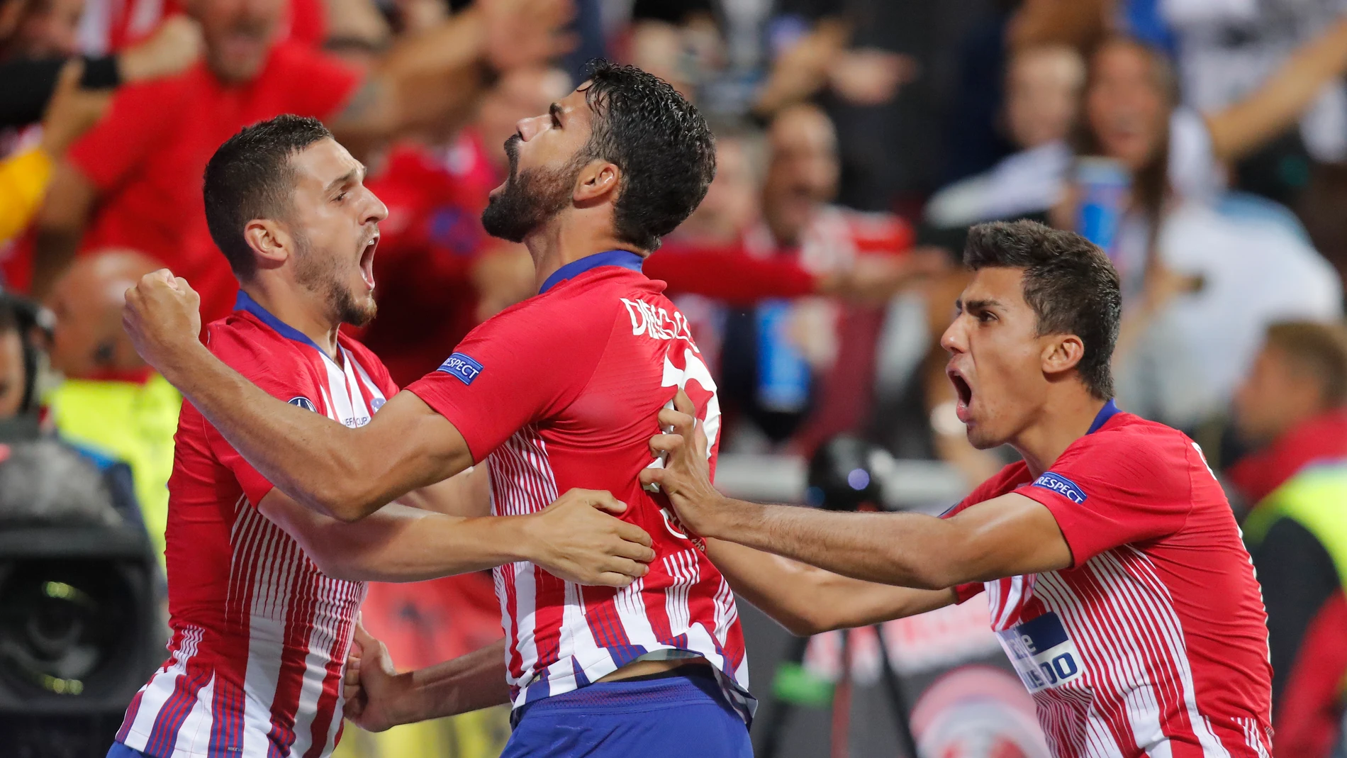 Diego Costa celebra su gol con sus compañeros del Atlético de Madrid Diego Costa celebra su gol con sus compañeros del Atlético de Madrid