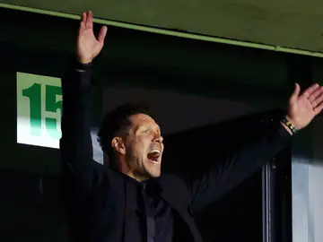 Simeone protesta una acción durante el partido Simeone protesta una acción durante el partido