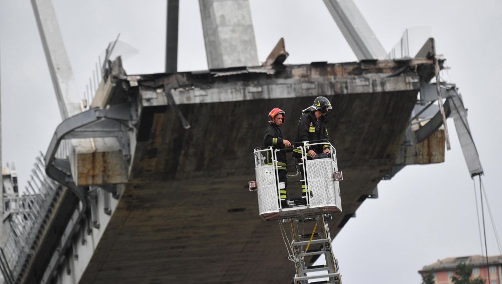 Miembros de los servicios de rescate trabajan en la búsqueda de víctimas tras el derrumbe de un puente en Génova 