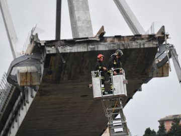 Miembros de los servicios de rescate trabajan en la búsqueda de víctimas tras el derrumbe de un puente en Génova 