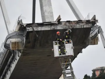 Miembros de los servicios de rescate trabajan en la búsqueda de víctimas tras el derrumbe de un puente en Génova Miembros de los servicios de rescate trabajan en la búsqueda de víctimas tras el derrumbe de un puente en Génova