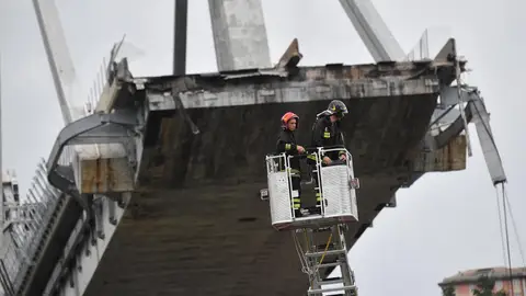Miembros de los servicios de rescate trabajan en la búsqueda de víctimas tras el derrumbe de un puente en Génova Miembros de los servicios de rescate trabajan en la búsqueda de víctimas tras el derrumbe de un puente en Génova
