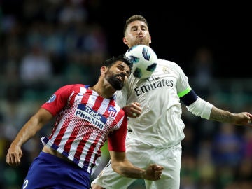 Diego Costa y Sergio Ramos se disputan el balón en la Supercopa de Europa