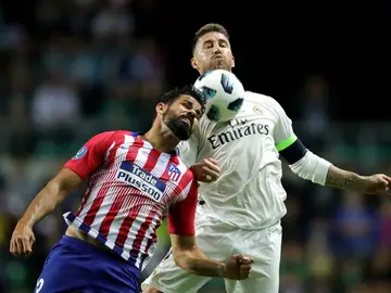Diego Costa y Sergio Ramos se disputan el balón en la Supercopa de Europa Diego Costa y Sergio Ramos se disputan el balón en la Supercopa de Europa
