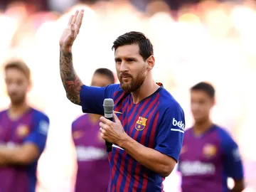 Messi se dirige a los aficionados Messi se dirige a los aficionados