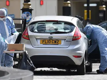 Coche que chocó contra las barreras del parlamento británico en Londres Coche que chocó contra las barreras del parlamento británico en Londres