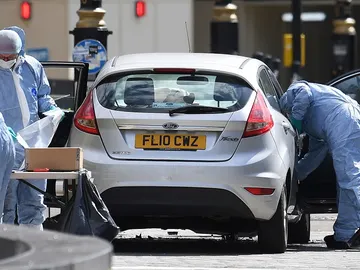 Coche que chocó contra las barreras del parlamento británico en Londres Coche que chocó contra las barreras del parlamento británico en Londres
